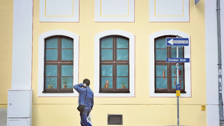 Sieht aus wie Fenster– ist aber nur gemalt: die Fassade an der Dresdner Straße.