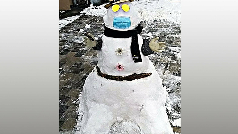 Eddie Kutzsche (6 Jahre) hat mit seiner Mutter diesen zeitgenössischen Schneemann geschaffen. Er soll die Leute fröhlich stimmen und Hoffnung geben.