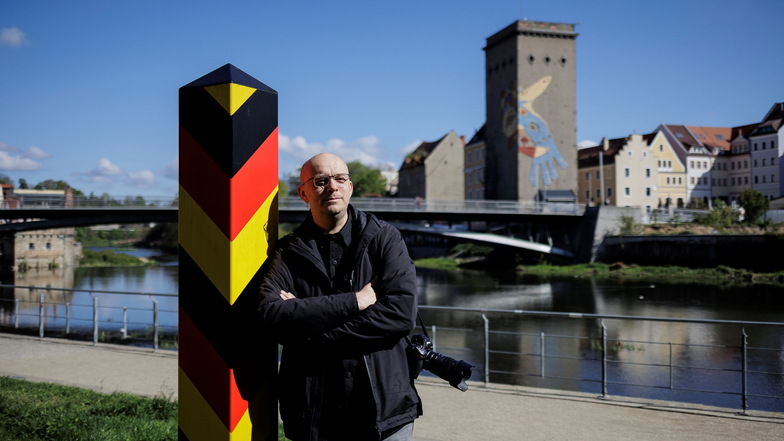 Der aus Polen stammende Fotograf Pawel Sosnowski am Görlitzer Neißeufer mit Blick auf Zgorzelec, die Altstadtbrücke und die "Europa" an der Dreiradenmühle.