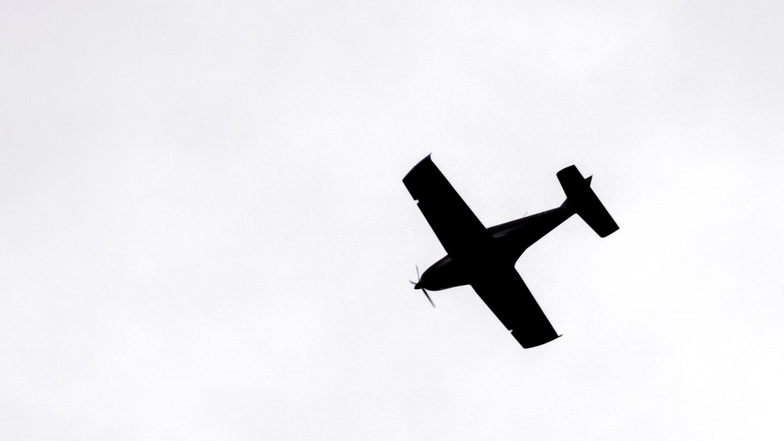 Ein Flugzeug am Himmel über Riesa. Wie in Großenhain sind die kleinen Maschinen gefühlt vor allem an Wochenenden unterwegs.