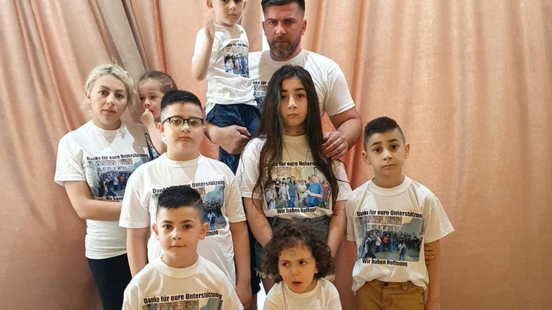 Familie Imerlishvili eine Woche nach der Abschiebung in Tiflis. „Danke für eure Unterstützung“ und „Wir haben Hoffnung“ steht auf den T-Shirts. Katharina, die Jüngste (vorne), hat an diesem Tag Geburtstag.