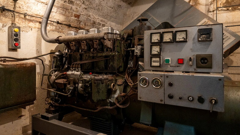 Die bunkereigene Energiemaschine: Den Generator treibt ein Dieselmotor vom VEB Robur Werke aus Zittau an.