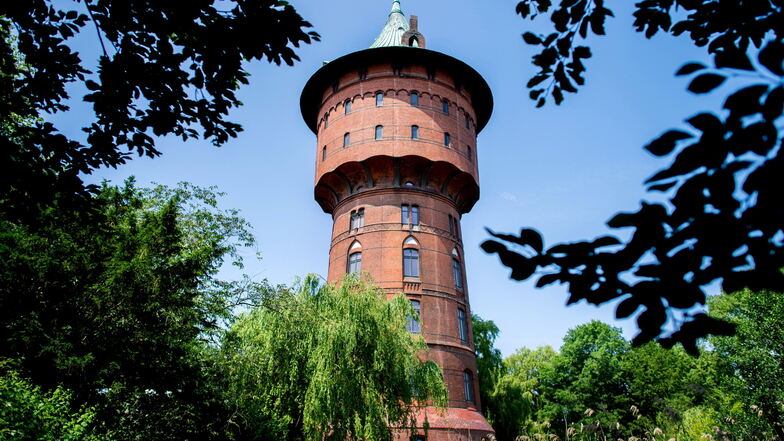 Der historische Wasserturm im Stadtzentrum von Cuxhaven bietet ein Café sowie Ferienwohnungen.