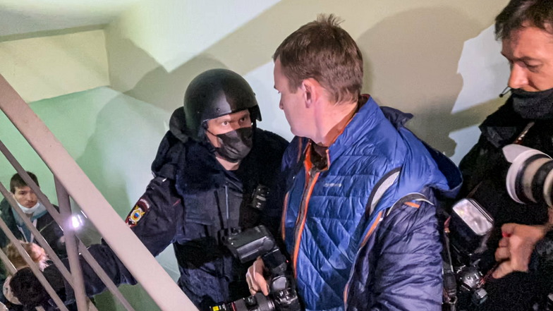 Ein Polizist steht vor Fotografen nahe der Moskauer Wohnung, wo Oleg Navalny, Bruder des inhaftierten Kremlgegners Alexej Nawalny lebt.