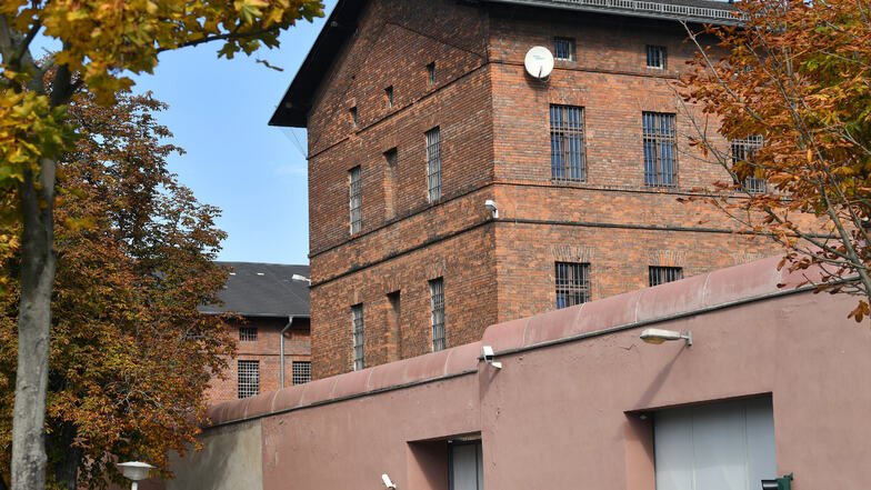 Blick auf die Hauptanstalt der Justizvollzugsanstalt in Halle/Saale, den sogenannten "Roten Ochsen". Seit 11.10.2019 sitzt der Todesschütze von Halle in der JVA Halle in Untersuchungshaft.