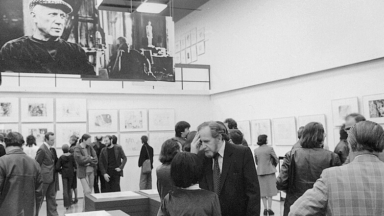 Blick in die Ausstellung "Picasso - Letzte grafische Blätter aus der Sammlung Ludwig, Aachen", die vom 9. Mai bis 20. Juni 1980 in Galerie der HGB Leipzig zu sehen war. Im Vordergrund der Maler Bernhard Heisig, der zu jener Zeit Rektor der HGB war.