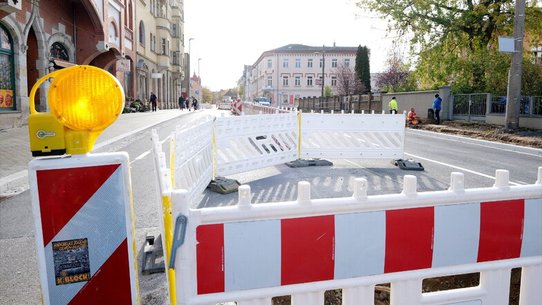 Dieses Foto, das die Bauarbeiten auf der Dresdner Straße zeigt, entstand im November. Ab kommenden Montag soll der Verkehr hier wieder etwas flüssiger rollen.