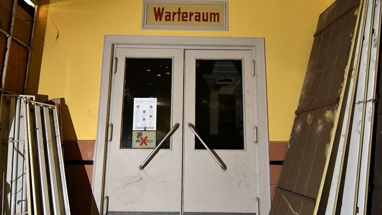 Nur wenige Details vom früheren Bahnhofsbetrieb sind übriggeblieben, wie das Schild „Warteraum.“
