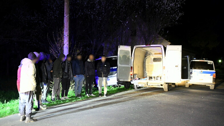Einen weißen Transporter mit fast 30 Flüchtlingen an Bord stoppten vergangene Woche Beamte der Landes- und Bundespolizei nach einer Verfolgungsfahrt bei Görlitz.