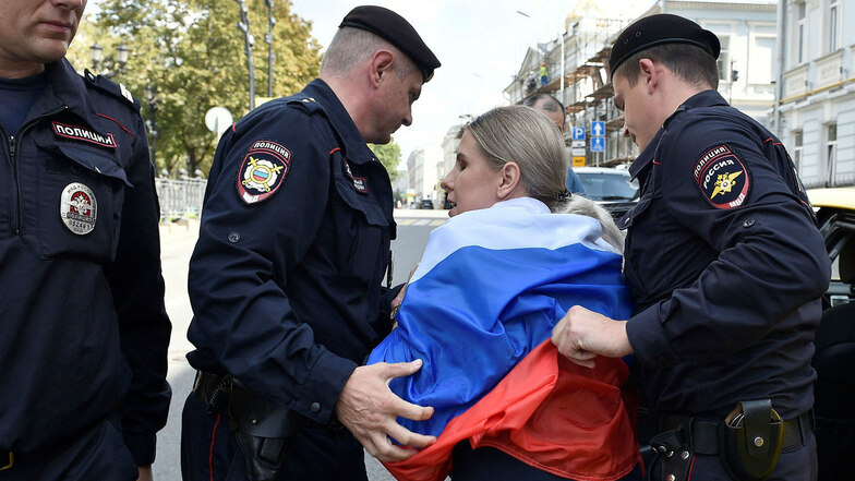 Russische Polizeibeamte verhaften in Moskau Lyubov Sobo, Oppositionskandidatin und Anwältin der "Foundation for Fighting Corruption".