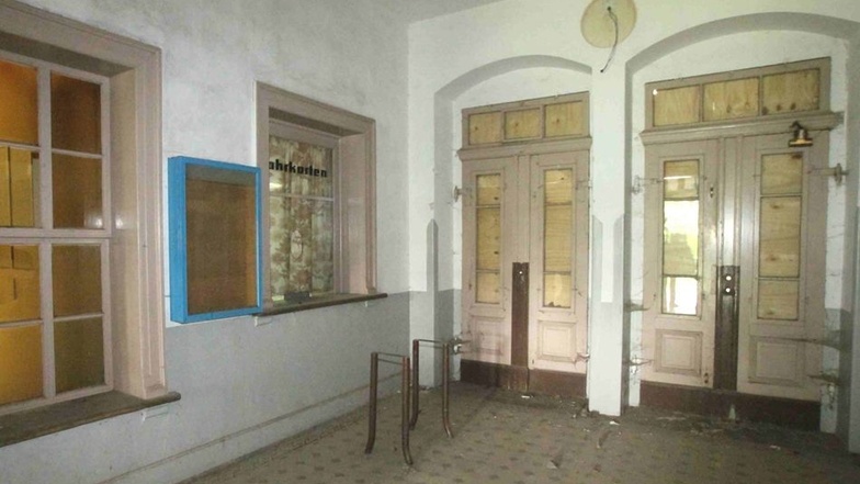 Die einstige Eingangshalle. Die originalen Bodenfliesen und Türen aus der Gründerzeit sind noch gut erhalten.