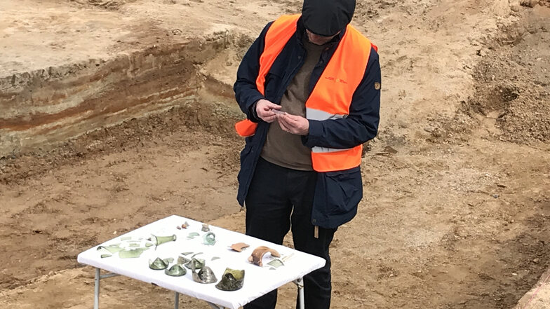 Archäologen untersuchen Glasscherben, die offenkundig vom Zeithainer Lustlager Augusts des Starken stammen.