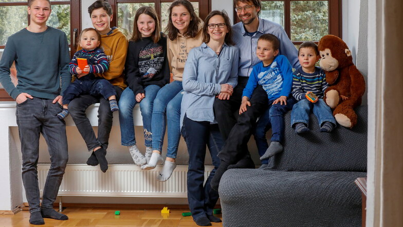 Das Deutsche und Tschechische ist bei Familie Novak zusammengewachsen - (von links) David Nathanael (16), Boaz Emanuel (1), Daniel Joshua (13), Deborah Jael (11), Hannah Rebekka (18) die Eltern Ulrike und Jan, Benjamin Samuel (6) und Eljakim Hananja (4).