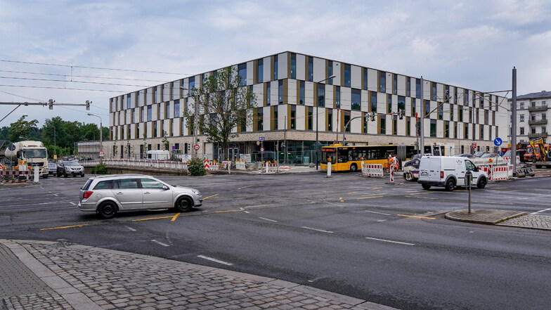 Für diese neue Schule musste die Haltestelle an der Ecke Königsbrücker Straße/Stauffenbergallee (rechts mit Bus) umgebaut werden.