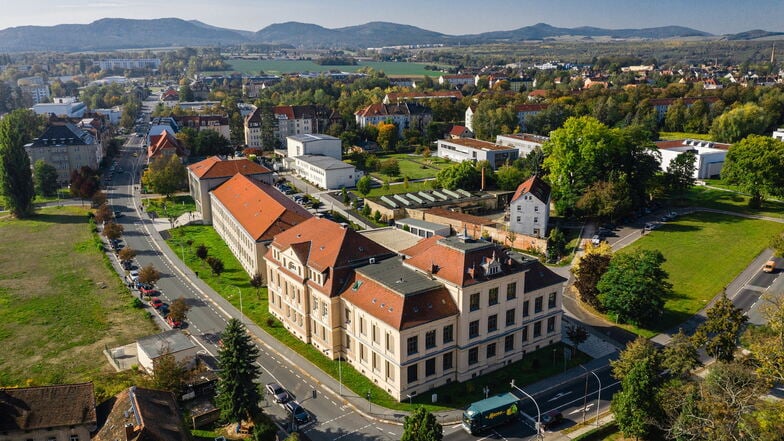 Rechts und links des Hauptgebäudes der Hochschule in Zittau wird künftig gebaut. Unklar ist nur noch, wie die Projekte finanziert werden und wann es demzufolge losgehen kann.