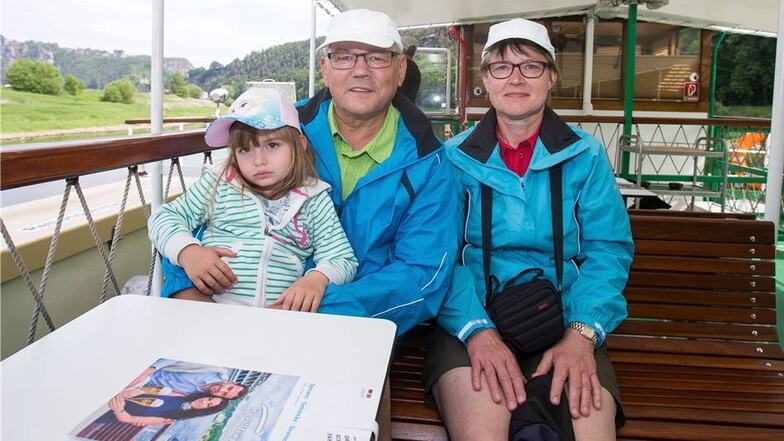 Kurzurlaub an Deck: Andreas und Angelika Duda mit Enkelin Andrea.