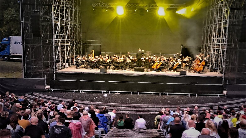 Die Nordböhmische Philharmonie machte am 12. August 2023 mit dem Programm "Böhse OnkelZ - Sinfonie und Sonaten" Station auf der Kamenzer Hutbergbühne.