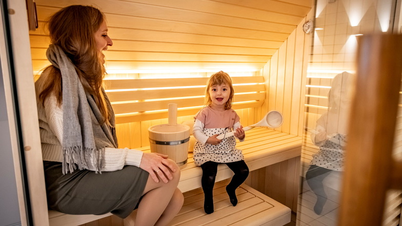 Lydia und Tochter Lisbeth Schubert aus Dresden testen die Sauna im Dachgeschoss, die zur Eröffnung aber kalt blieb.