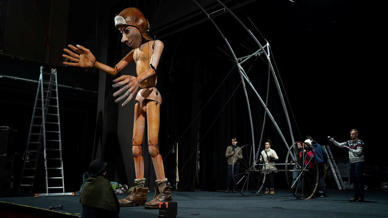 Die polnischen Schausteller "Teatr Klinika Lalek" sind für ihre überdimensionalen Puppen bekannt.