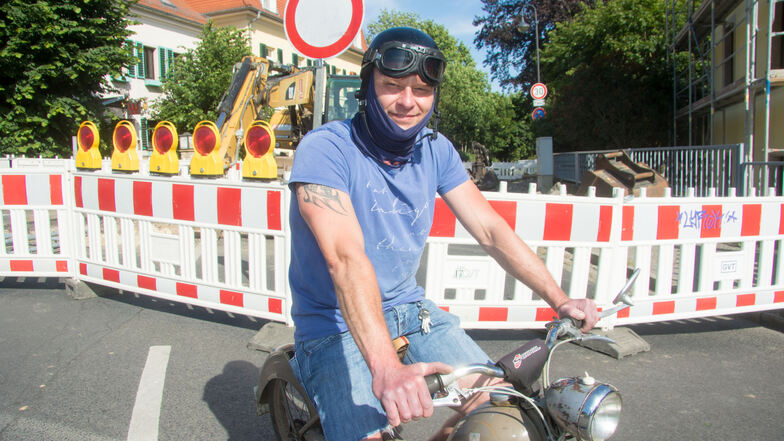 Mit seinem Moped zählt der Pillnitzer Andreas Decker zu den Glücklichen, die an der Schlosskurve noch ein Schlupfloch finden. Doch für Autofahrer ist hier vorm Pillnitzer Schlossgarten Schluss. Die Straße ist eingebrochen. Weiträumige Umleitungen sin