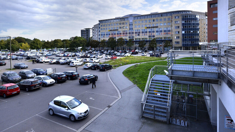 Im südlichen Teil des Ferdinandplatzes entstehen 210 Pkw-Stellplätze sowie fünf Behindertenstellplätze.