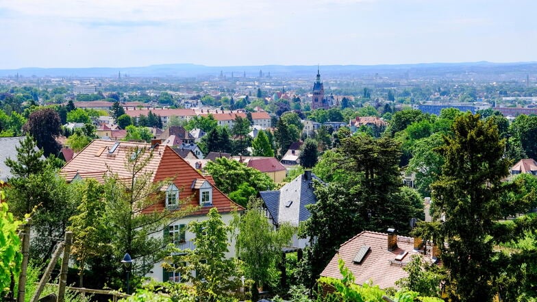 Blick vom Goldenen Wagen auf Radebeul: Ob ledig oder verheiratet, Jungspund oder Senior, Kohleheizung oder Wärmepumpe, Doktortitel oder Berufsabschluss - der aktuelle Zensus verrät interessante Zahlen über die Einwohner der Stadt.