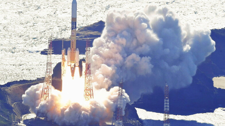 Japan hat eine Sonde auf den Weg zum Mond geschickt. Eine japanische Trägerrakete vom Typ H2A hob am Donnerstag von Japans Weltraumbahnhof Tanegashima im Südwesten des Landes ab.