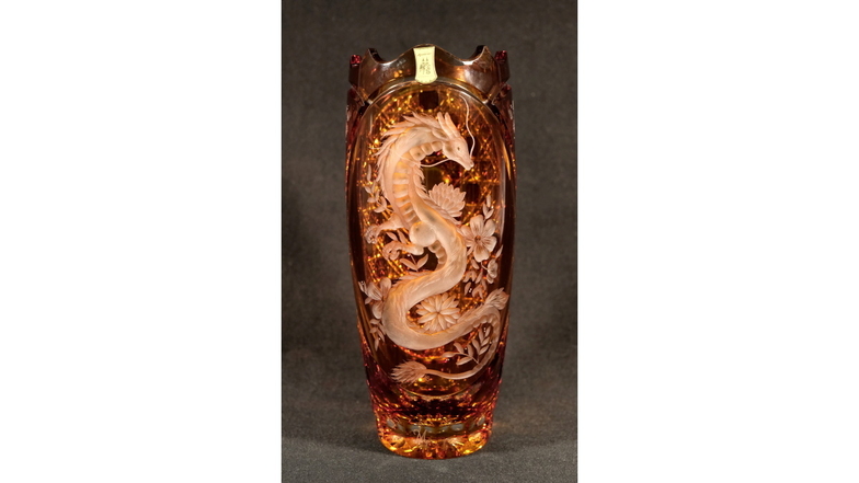Anna Schwarzbachs Prüfungsstück: Eine bernsteinfarbene Vase, die ein Drache aus einem japanischen Animationsfilm ziert.