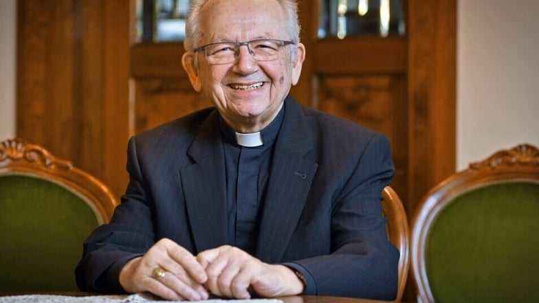 Altbischof Joachim Reinelt wird an diesem Donnerstag 85 Jahre alt.