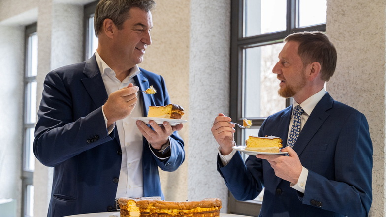 Ein Kaffeekränzchen mit besonderer Bedeutung: Die CDU-Politiker Markus Söder (links) und Michael Kretschmer mit der Eierschecke aus Oppach.