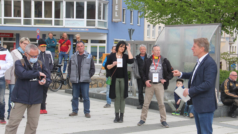 Um den nicht genehmigten "Spaziergang" in Bautzen zu legalisieren, meldete AfD-Bundestagsabgeordneter Karsten Hilse (r.) kurzerhand eine Eilversammlung an.