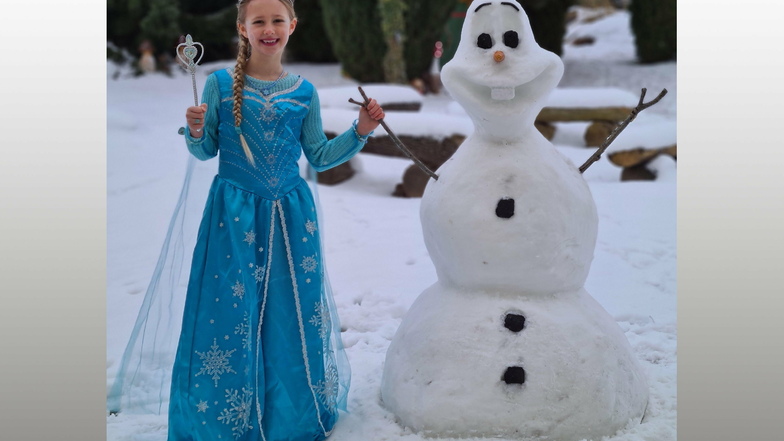 Die siebenjährige Jolien Liana Franke aus Ziegra hat sich als Eisprinzessin Elsa verkleidet und einen Schneemann Olaf gezaubert.