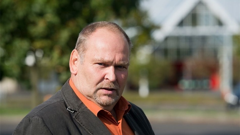Der Bürgermeister von Niederau, Steffen Sang vor dem Gelände des ehemaligen Supermarktes in Niederau.