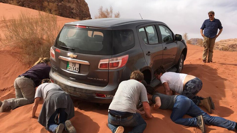 Die Gruppe nutzte öffentliche Verkehrsmittel und mietete Fahrzeuge. Im jordanischen Naturschutzgebiet Wadi Rum blieb auf dem Weg zu Felsinschriften der Miet-SUV im Dünensand stecken. 