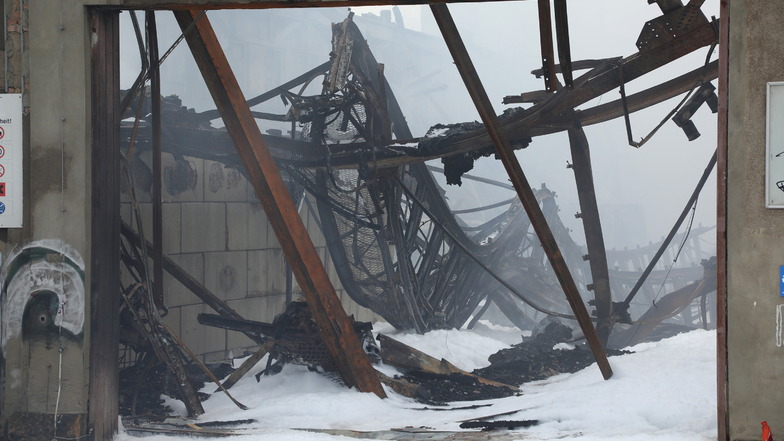 Die Löscharbeiten der Feuerwehr im Dresdner Industriegelände sind weiterhin nicht vollständig abgeschlossen.
