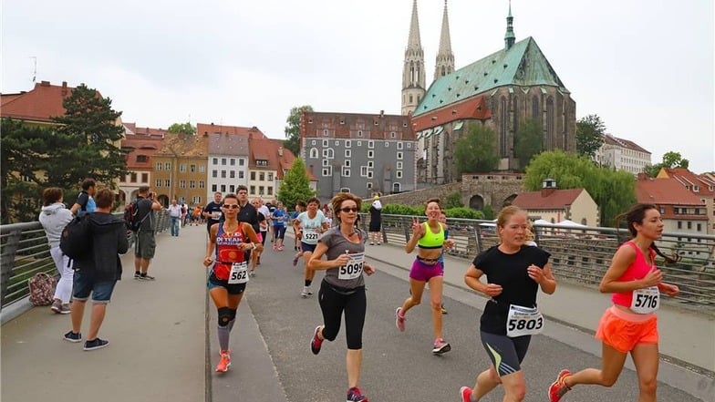 Die 5-Kilometer-Läufer auf der Altstadtbrücke.