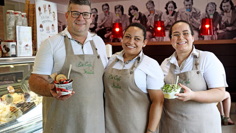 Fernando Albonico, Tayla Moroni und Josilene Diesel Podilha (von links) servieren im Eiscafé Italia.