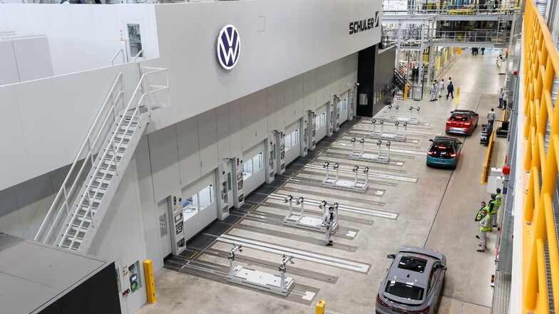 Die Elektrofahrzeuge vom Typ Audi Q4 e-tron, VW ID.3 und ID.4 fahren nach der Inbetriebnahme durch die Halle mit der neuen XL-Presse im Presswerk.