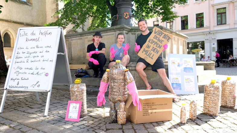 Initiator Alexander Kempe (rechts) sammelte mit der Aktion "Pinke Hände" Zigarettenstummel aus der Meißner Altstadt. Sie werden in Flaschen abgefüllt.