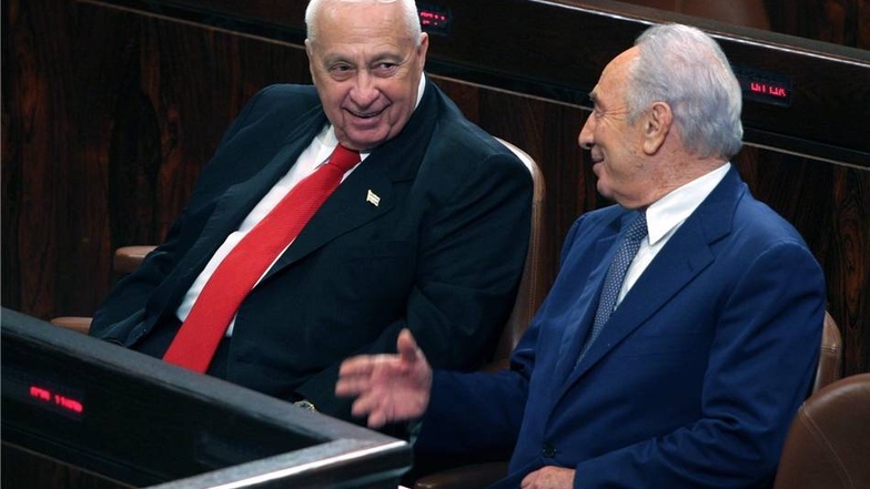 2005: Regierungschef Ariel Sharon und Vize-Ministerpräsident Schimon Peres.