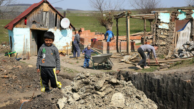 Kein Wasser, keine Heizung, keine Kanalisation: Die Bedingungen in der Roma-Siedlung am Rande von Altana nahe der Großstadt Sibiu (Hermannstadt) sind miserabel. Auch die Kleinsten packen hier mit an – denn zur Schule gehen viele Roma-Kinder nicht.