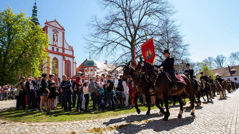 Mehr als 1.500 Reiter ziehen am Ostersonntag hoch zu Ross von Dorf zu Dorf und verkünden die Osterbotschaft der Auferstehung Jesu Christi in der katholischen-sorbischen Oberlausitz.