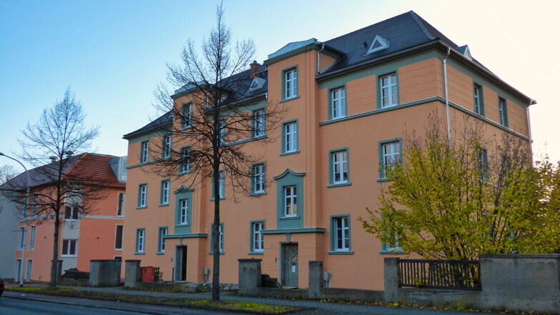 Das Haus an der Görlitzer Straße 42/44 hat seine originalgetreue Fassade behalten - auch farblich.
