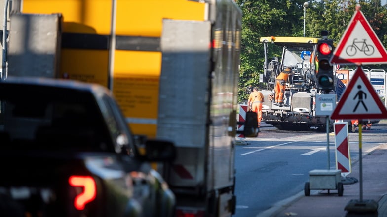 Frust bei Pendlern vorprogrammiert: Die Wartezeiten betragen bis zu 15 Minuten in Coswig an der Dresdner Straße. Dafür besteht die Baustelle nur noch eine Woche.