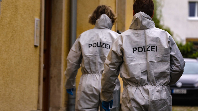Am 24. September wurden Polizeibeamte zur Wohnung des Ehepaares in Dresden-Löbtau gerufen. In dieser fanden sie die 53-Jährige leblos auf. Der Ehemann hatte die Beamten selbst informiert.