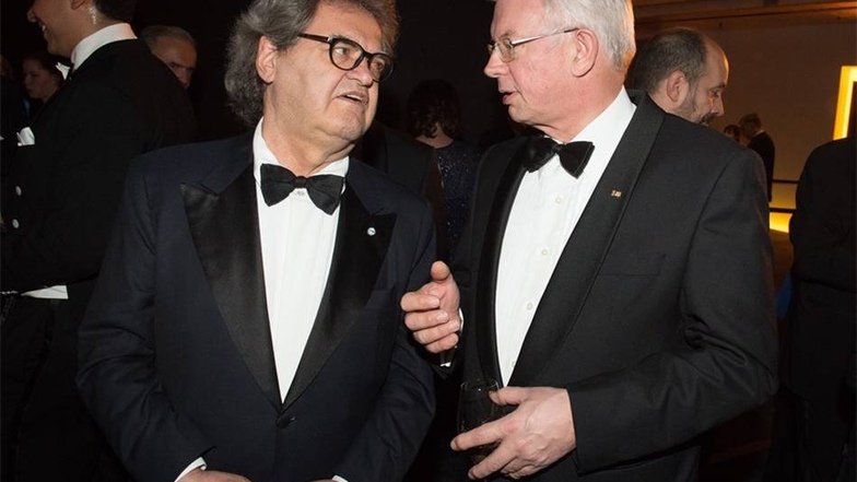 Helmut Markwort (l), der Gründer  des Nachrichtenmagazins "Focus", und der ehemalige Ministerpräsident des Landes Hessen, Roland Koch (CDU) sind auch unter den Gästen