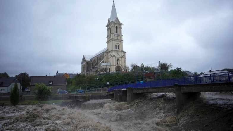 Tschechien, Mikulovice (Nickelsdorf): Der vom Hochwasser aufgewühlte Fluss Bela rauscht an einer Kirche vorbei.