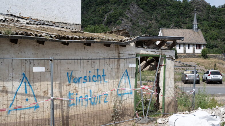 «Vorsicht Einsturz» steht auf der Ruine eines von der Flut zerstörten Gebäudes unweit der Ahr in Altenburg. In dem Ort wurden etliche Häuser entweder von der Flut komplett zerstört oder mussten in den vergangenen Monaten abgerissen werden.