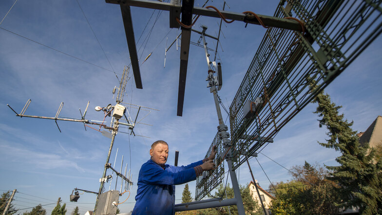 So wird’s was mit der Funkerei. Karl-Heinz Gottschalk aus Niederau arbeitet an der Antennenanlage, hier an der Reflektorwandantenne, auf dem Garagendach seines Grundstücks.