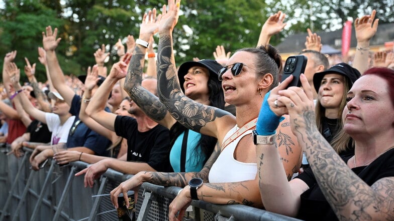 Seine Fans feiern Sido beim Konzert in Dresden.